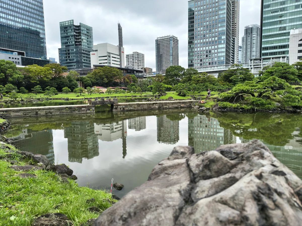 都会のビル群と隣り合う、旧芝離宮恩賜庭園